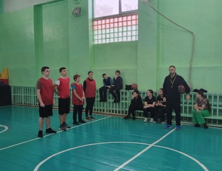 "Соревнования по баскетболу".