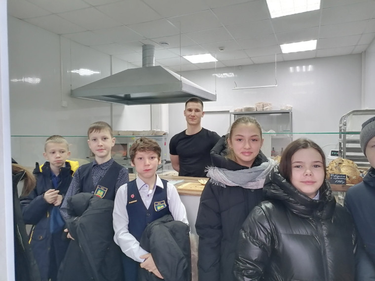 "Чем долгая речь — лучше хлеба испечь!".