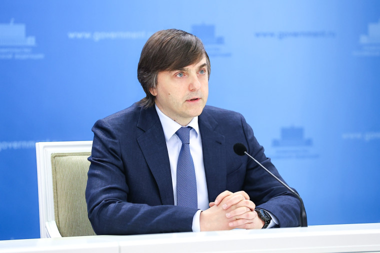 "Брифинг Министра просвещения РФ Сергея Кравцова по итогам 2024/25 учебного года".